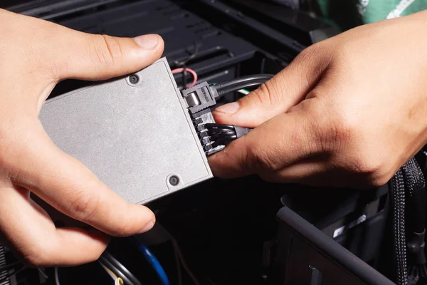 Installation and connection of an SSD hard drive by the hands of a computer wizard — Stock Photo, Image