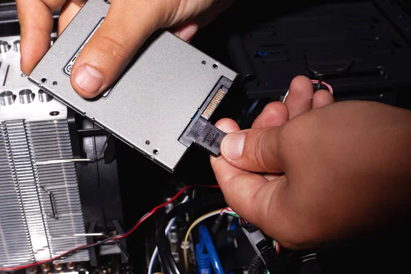 Bilgisayar bakımı ve güncellemesi eski hdd 'i kaldırarak ve yeni bir ssd sürücüsü yükleyerek