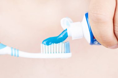 Diş fırçasına diş fırçası konsepti uygulanır: diş fırçası