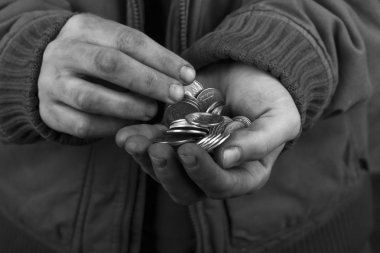 Avuç içlerindeki madeni paraları sayarlar.