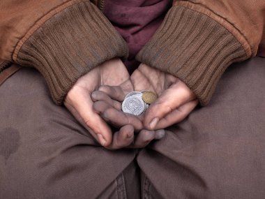 Zavallı adam sokakta para için yalvarıyor