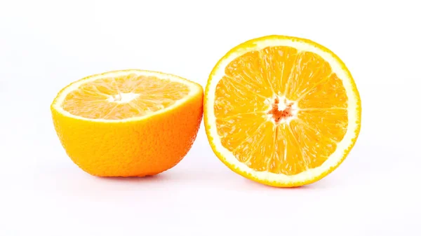 Świeże plastry pomarańczy zbliżenie na białym tle — Zdjęcie stockowe