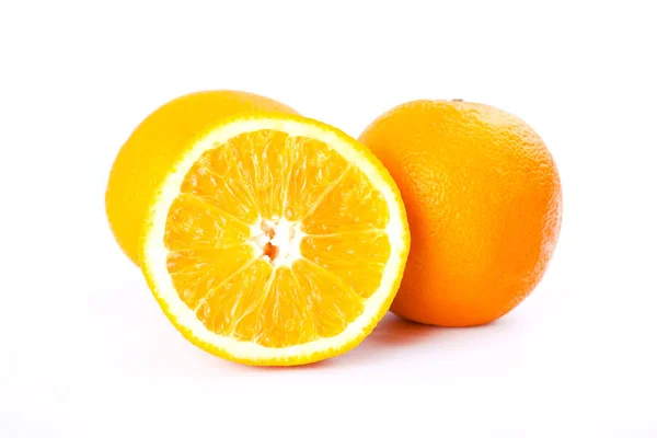 Owoce: pomarańcza cytrusowa na białym tle, soczysta pomarańcza, soczysta pomarańcza w plasterkach do produkcji świeżego soku — Zdjęcie stockowe