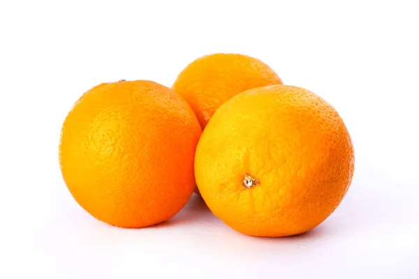 Świeżo zebrane owoce cytrusowe na białym tle, 3 soczyste słodkie pomarańcze — Zdjęcie stockowe