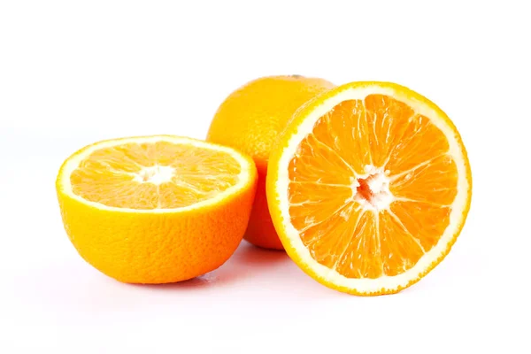 Soczyste połówki cytrusowe pomarańczy, owoc pomarańczowy izolowany na białym tle — Zdjęcie stockowe