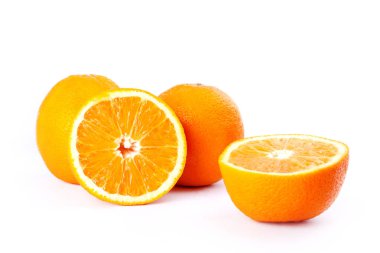 Beyaz arka planda doğranmış turuncu turuncu turunçgil, izole edilmiş portakal.