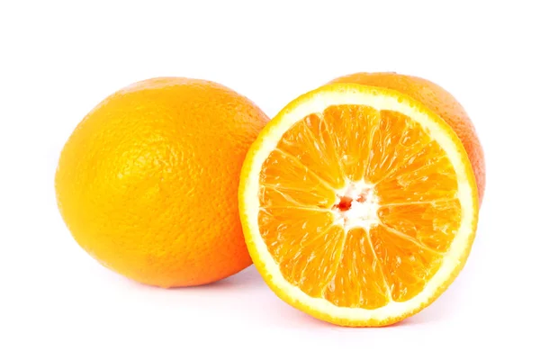 Soczyste pomarańcze izolowane na białym tle zbliżenie — Zdjęcie stockowe