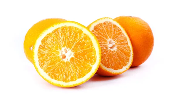 Soczyste pomarańcze izolowane na białym tle zbliżenie — Zdjęcie stockowe