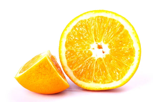 Połowa i plasterek pokrojonej pomarańczy na białym tle — Zdjęcie stockowe