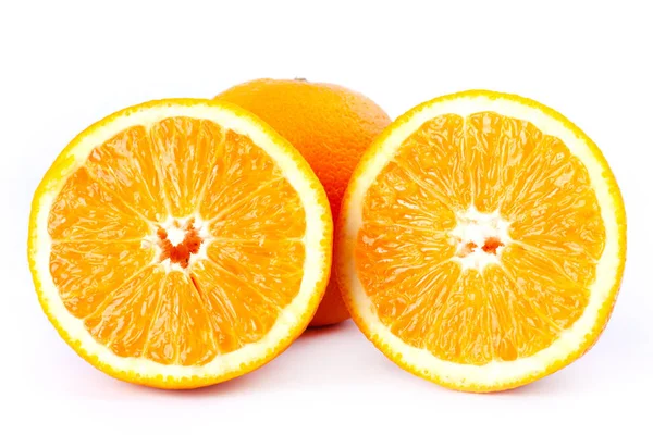 Wyciąć pomarańcze na pół na białym tle zbliżenie — Zdjęcie stockowe