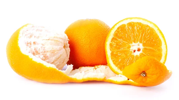 Obrane i posiekane pomarańcze wyizolowane, pomarańczowe cytrusy na białym tle — Zdjęcie stockowe
