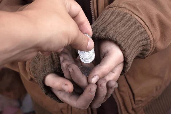 Give out coins to the poor,do good deeds,donation — Stock Photo, Image