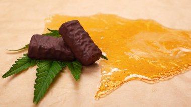 Esrar, çikolata, marihuanalı tatlı yiyecekler, eğlence amaçlı uyuşturucu 