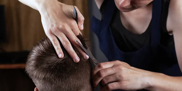 Uomini taglio di capelli con forbici a casa. negozio di barbiere lavora a casa — Foto Stock
