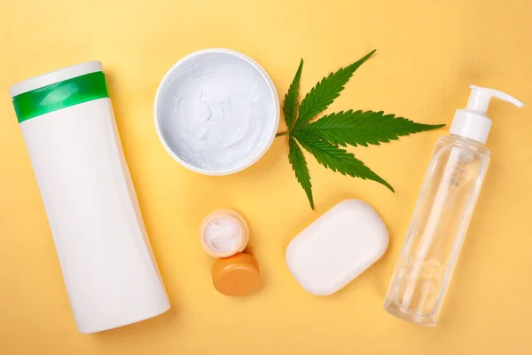 Cosméticos a base de aceites de marihuana, cannabis cuidado de la piel sobre fondo amarillo — Foto de Stock