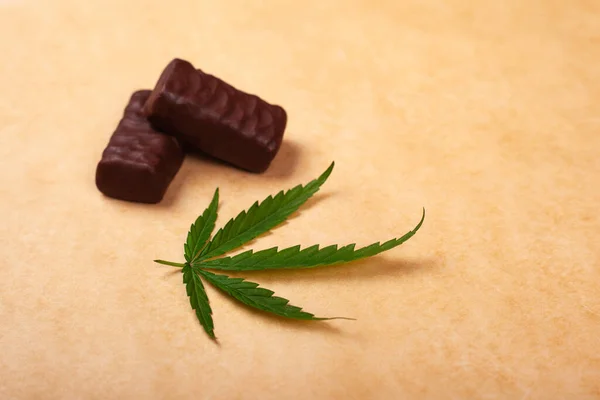 Bonbóny s listem konopí, čokoláda s marihuanou — Stock fotografie