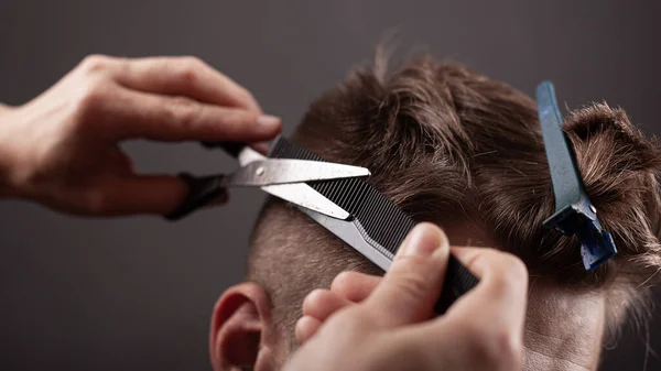 Hommes coupe de cheveux. maître coupe homme avec ciseaux gros plan — Photo