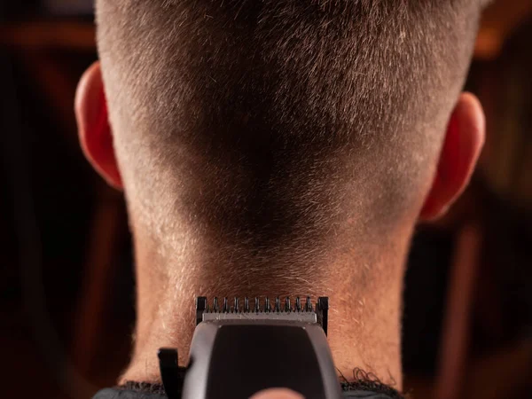 Hombres corte de pelo. hacerse un corte de pelo con una tijera de pelo de cerca —  Fotos de Stock