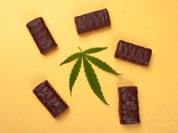 Chocolats et feuilles de cannabis, marijuana aliments sucrés — Photo