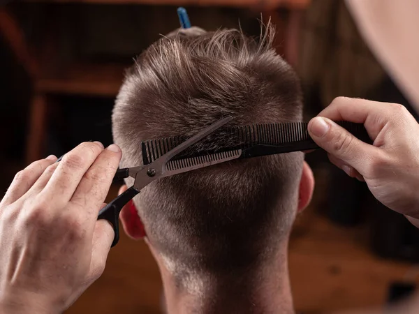 Klippa håret med sax på frisören, vacker frisyr — Stockfoto