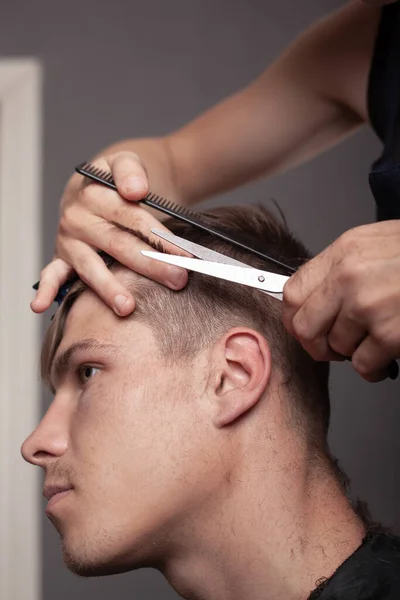 男性の散髪、はさみで髪をカットマスタークローズアップ — ストック写真