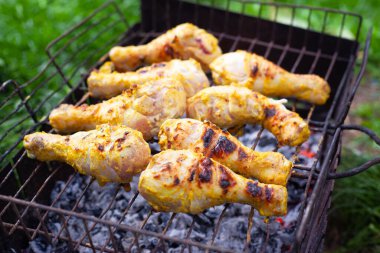 Izgarada kızarmış tavuk budu, B-B-Q, açık havada pişmiş yemek.