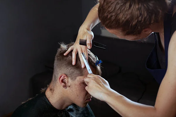 Cliente taglia i capelli dal parrucchiere, barbiere — Foto Stock