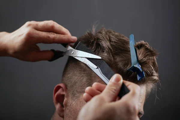 Negozio di barbiere taglio di capelli maschile, acconciatura elegante — Foto Stock