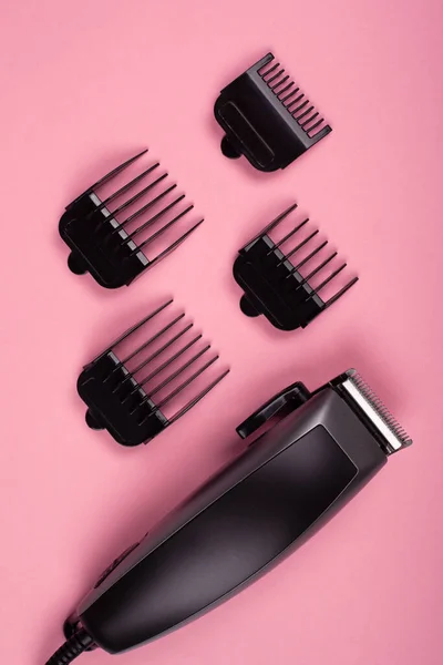 Tondeuse à cheveux sur fond rose, accessoire coiffeur — Photo