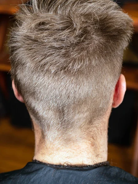 Corte de cabelo vista para trás, nuca aparada — Fotografia de Stock