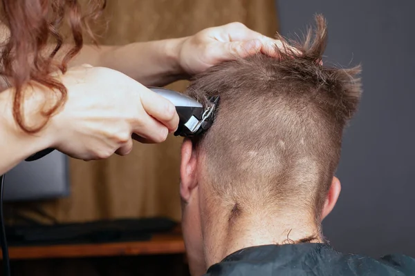 Taglio di capelli uomini alla moda dal parrucchiere, tagliare i capelli sul retro della testa con un trimmer — Foto Stock