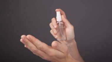  Karanlık bir arka planda el dezenfeksiyonu, konsept sağlık, hijyen, mikrop koruması, antiseptik sprey uygula