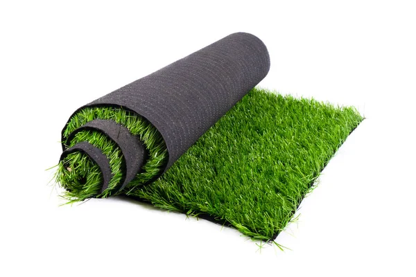 Рулон штучної зеленої трави ізольовано на білому тлі, газон — стокове фото