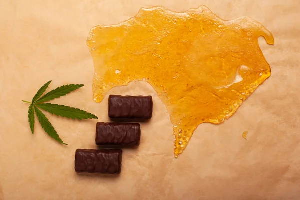 Dulces con marihuana. chocolate con aceite de cannabis y hoja verde —  Fotos de Stock