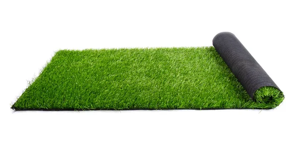 Рулон искусственной зеленой травы изолированы на белом фоне, газон — стоковое фото
