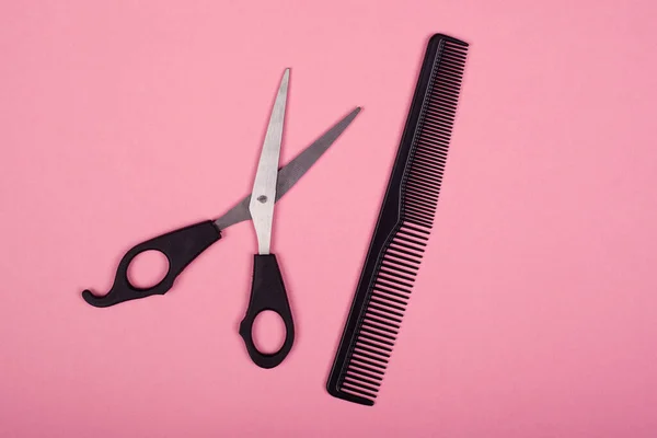 Scissors and comb on a pink background, hairdresser tools — Stock Photo, Image