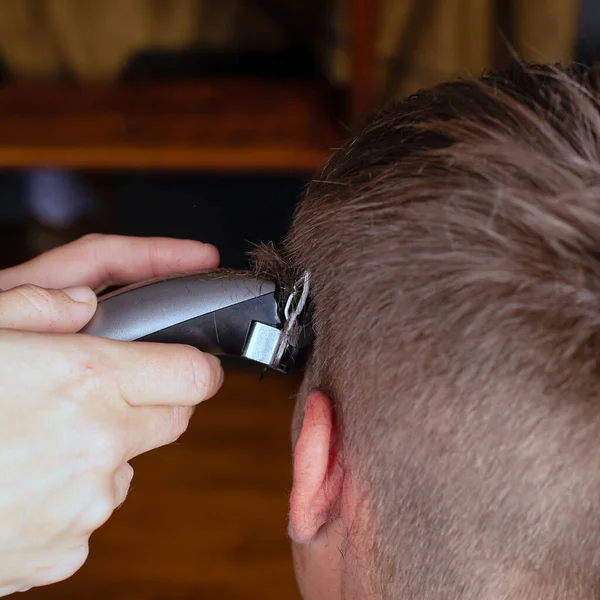 Rasage des cheveux avec une tondeuse au salon de coiffure — Photo