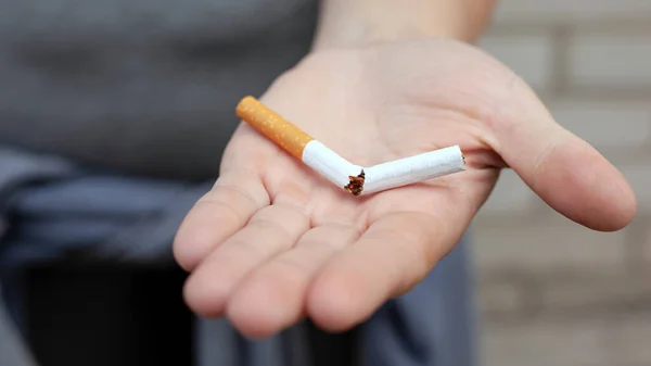 Cigarette cassée à la main, concept d'arrêt de fumer, dépendance à la nicotine — Photo