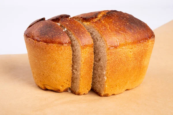 Produtos de padaria, pão de trigo acabado de assar, fatias de pão, pão isolado no fundo branco, padaria — Fotografia de Stock