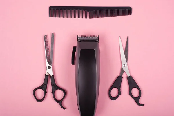 Boîte à outils barbier sur fond rose — Photo