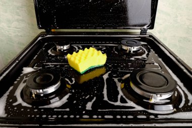 Gaz sobası yıkama, mutfak temizleme bezi. 
