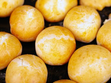 Fırın ürünleri, sarı pembe çörekler, donutlar.