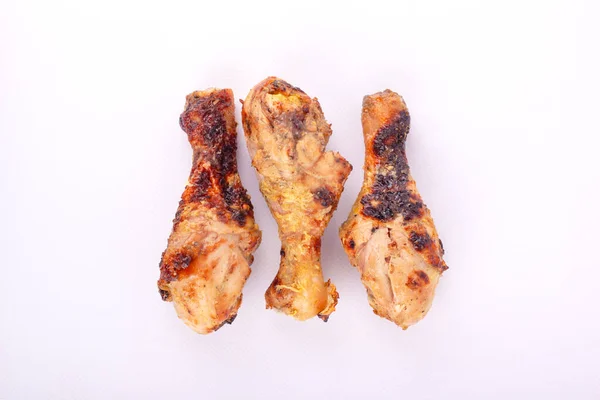 Tre cosce di pollo crosta fritta isolare primo piano. pollo barbecue, picnic, cibo cucinato all'aperto — Foto Stock