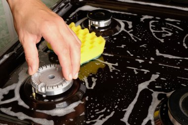 Gaz sobasının ocağını temizlemek, yüzeyi sünger ve deterjanla temizlemek.