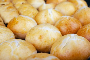 Yeni pişmiş sıcak çörekler. fırın ürünleri