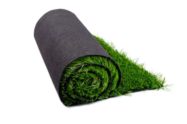Рулон з зеленим штучним газоном, покриття ізольоване на білому тлі — стокове фото