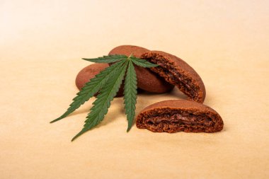  Esrarlı tatlılar, yeşil yapraklı marihuana bitkisi ile çikolatalı kurabiyeler.