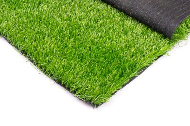 Plastik yeşil çimenler beyaz arkaplanda izole edilmiş.