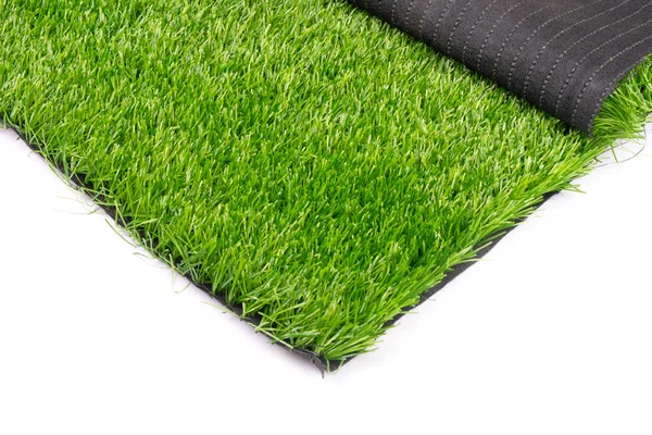 Plastikowa zielona trawa izolowana na białym tle zbliżenie — Zdjęcie stockowe