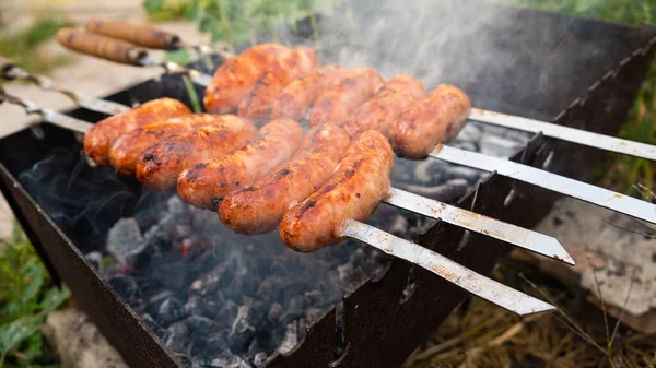 Embutidos a la parrilla en el calor, carne de carbón —  Fotos de Stock